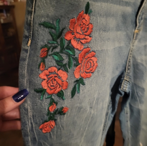 Rose embroidered jeans - Picture 2 of 7